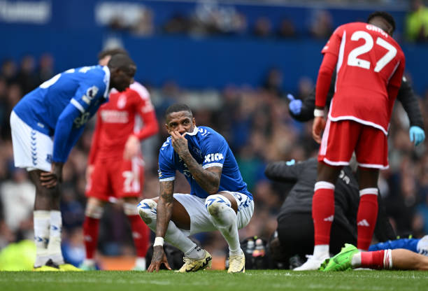 伍的缺席则 伍的缺席则